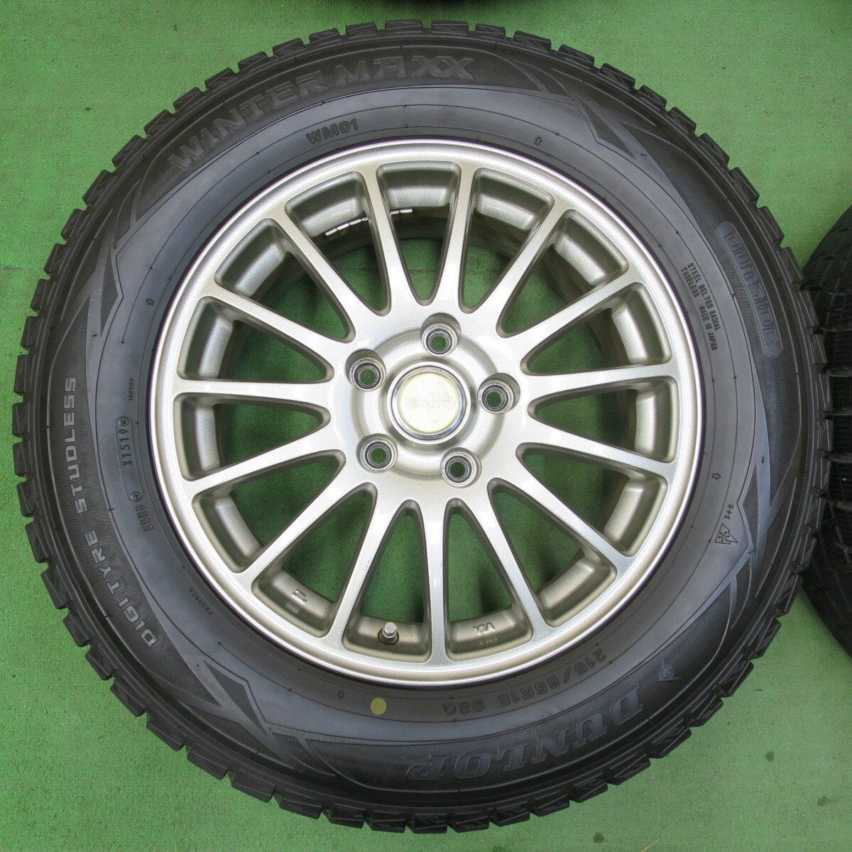 バリ溝!キレイ!9.5分★スタッドレス 215/65R16 ダンロップ ウインターマックス WM01 ECO FORME エコフォルム 16インチ PCD114.3/5H★5012103イス