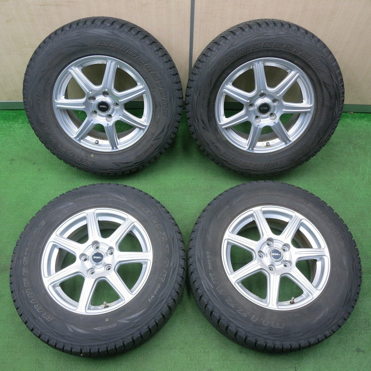 バリ溝!キレイ!9分★スタッドレス 225/70R16 ブリヂストン ブリザック DM-V1 TOPRUN トップラン 16インチ PCD114.3/5H★5020305TNス