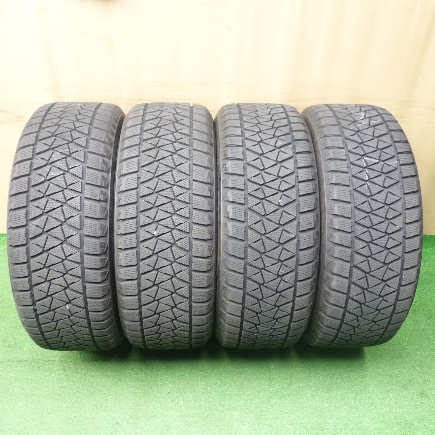 バリ溝!キレイ!9分★アウディ Q7 Q8 MAK HIGHLANDS 255/55R19 スタッドレス ブリヂストン ブリザック DM-V2 ハイランズ 19インチ PCD112/5H★6021502KTス