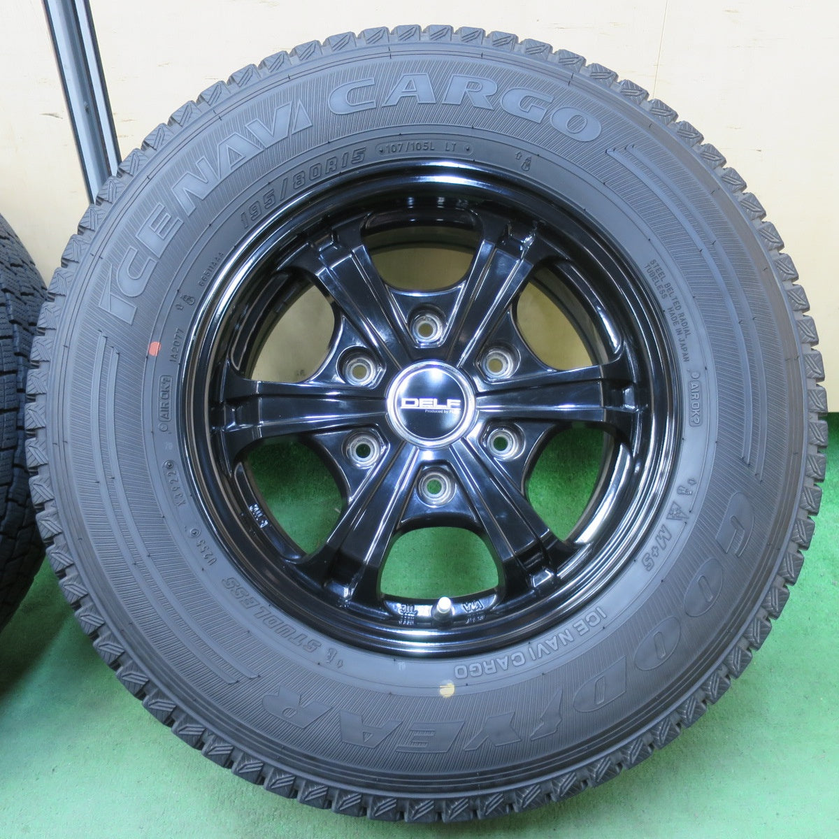 バリ溝!22年!キレイ!9.5分★スタッドレス 195/80R15 107/105L グッドイヤー アイスナビ CARGO DELF FLEX 15インチ PCD139.7/6H★5042912イス