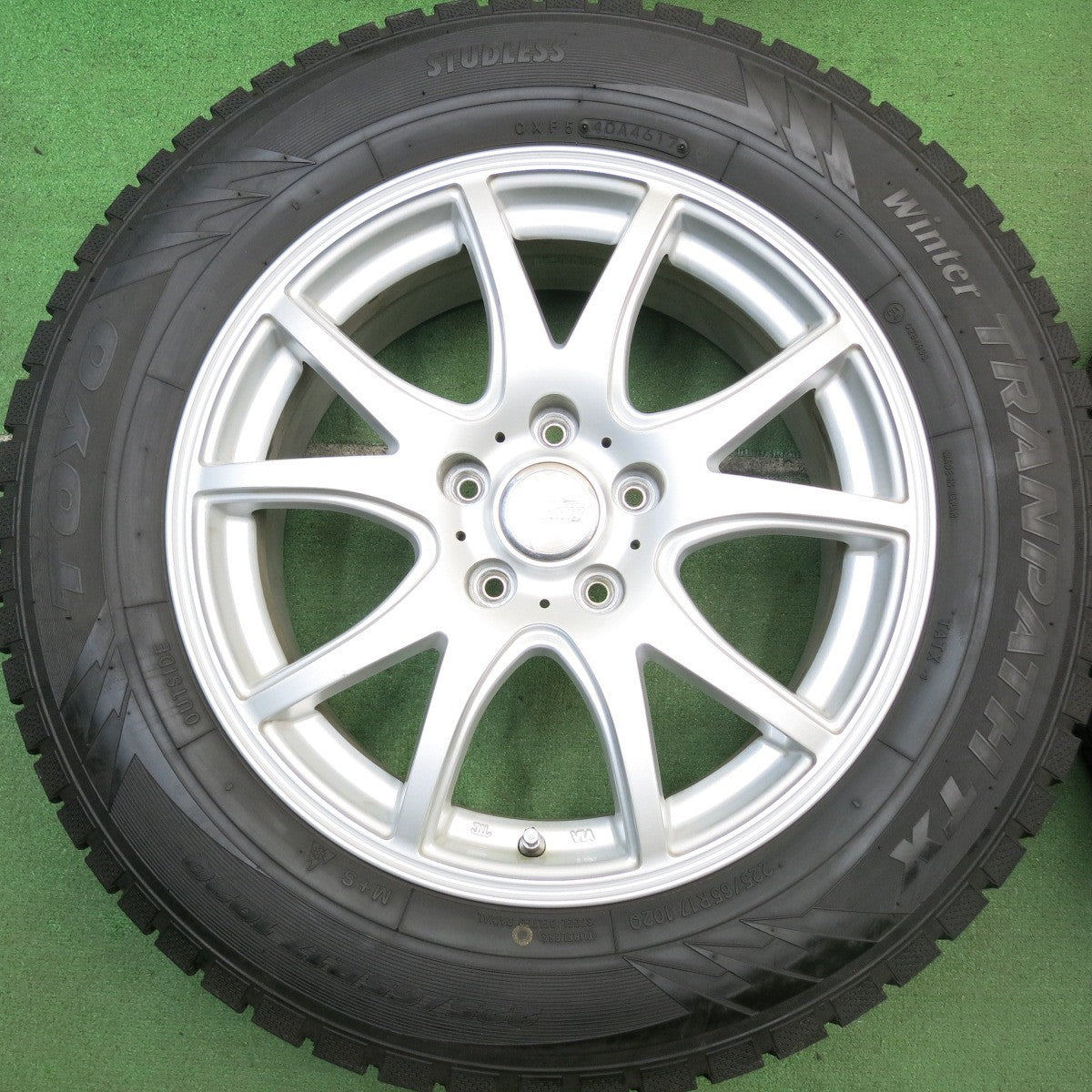 バリ溝!キレイ!ほぼ10分★スタッドレス 225/65R17 トーヨー ウインター トランパス TX Fang ファング 17インチ PCD114.3/5H★5072603HAス