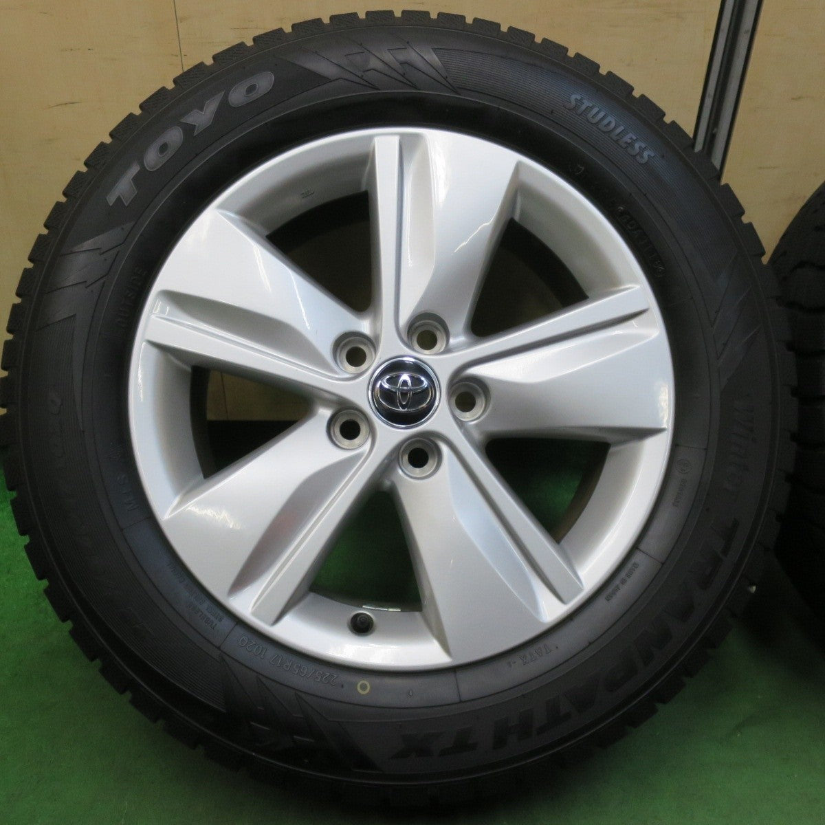 バリ溝!キレイ!9.5分★トヨタ 60系 ハリアー 純正 225/65R17 スタッドレス トーヨー ウインター トランパス TX 17インチ PCD114.3/5H★5021108イス