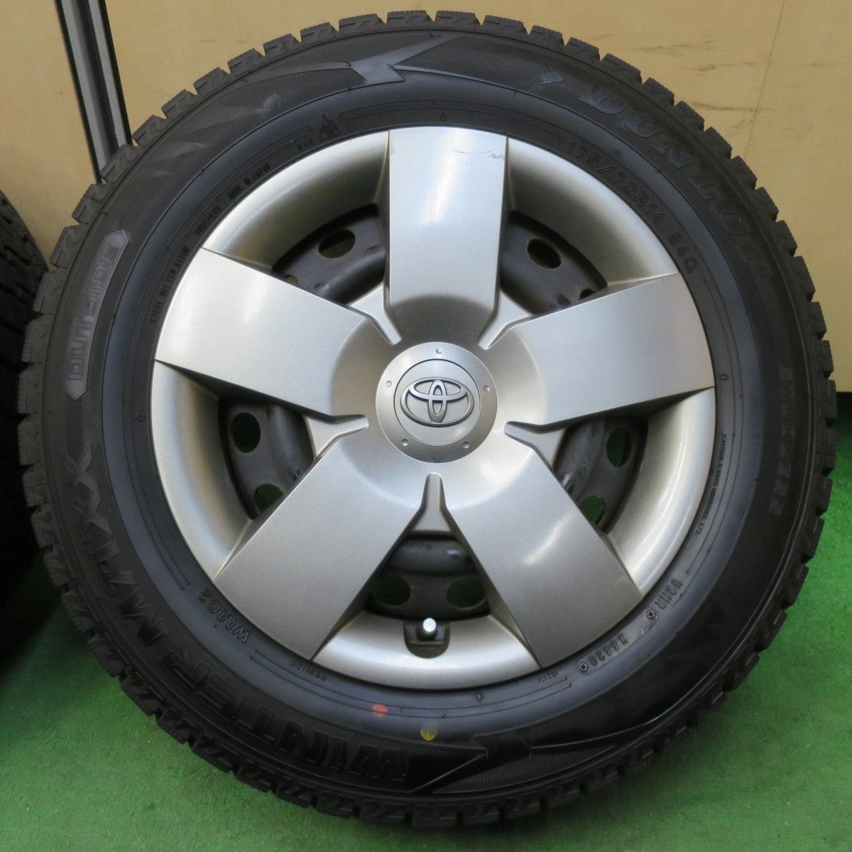 2本未使用!21年!バリ溝★トヨタ シエンタ 純正 スチール 175/70R14 スタッドレス ダンロップ ウインターマックス WM02 PCD100/4H★4110903イス