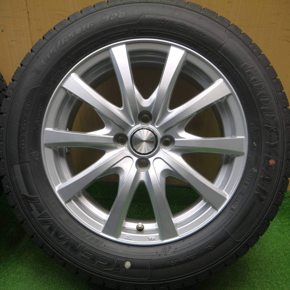 バリ溝!20年!キレイ!9.5分★スタッドレス 195/65R16 グッドイヤー アイスナビ7 ravrion RS01 ラブリオン 16インチ PCD100/4H★4112001Hス