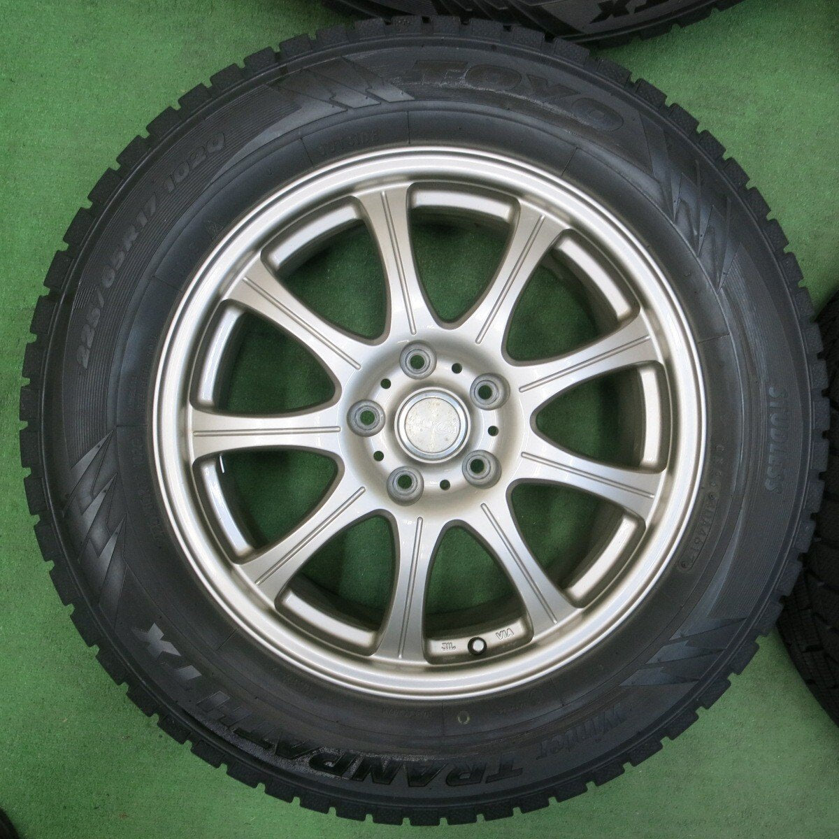 バリ溝!キレイ!9.5分★スタッドレス 225/65R17 トーヨー ウインター トランパス TX LAYCEA レイシア 17インチ PCD114.3/5H★4111904SYス