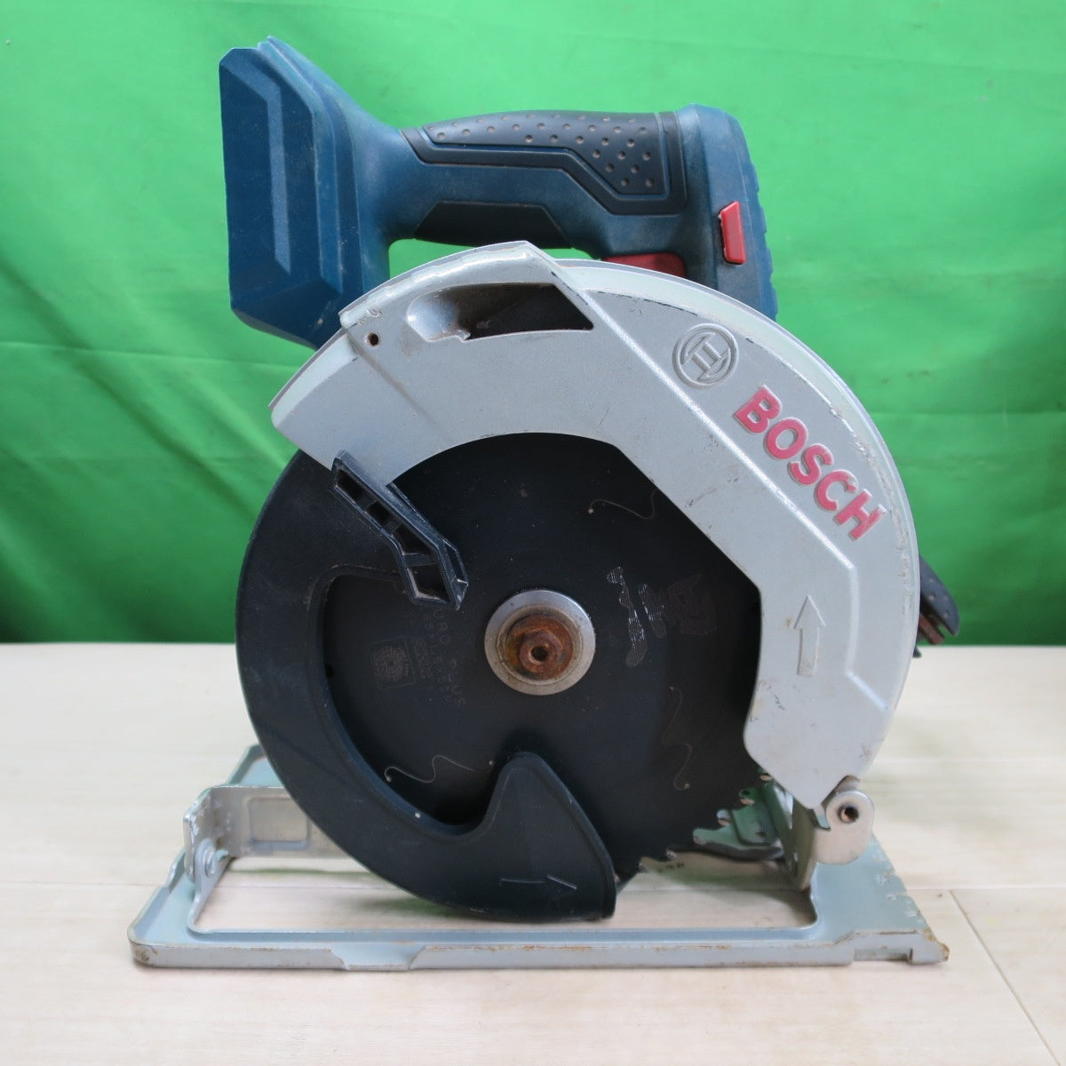 バッテリー2個付☆BOSCH ボッシュ 165mm コードレス 丸ノコ GKS18V-57 電動 工具 切断機 充電式 丸のこ マルノコ 丸鋸 18V☆