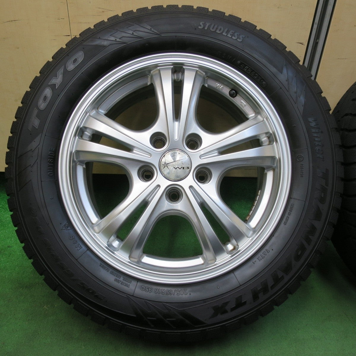 バリ溝!キレイ!9.5分★スタッドレス 205/65R16 トーヨー ウインター トランパス TX WB 社外 アルミ 16インチ PCD114.3/5H★5021509イス