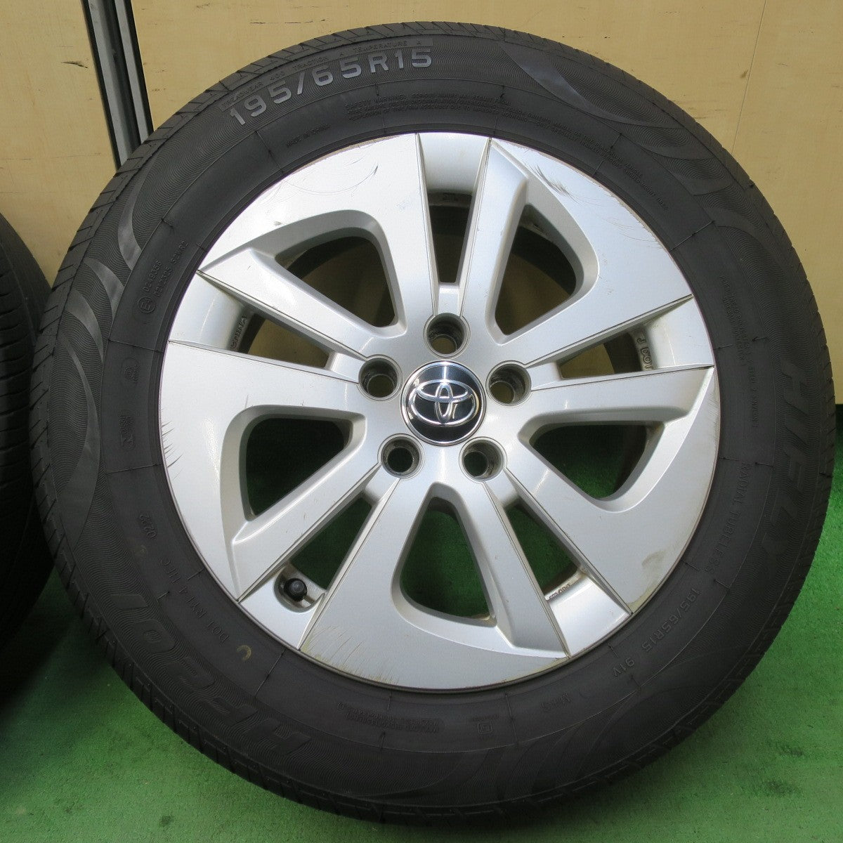 4本価格!22年★トヨタ 50系 プリウス 純正 195/65R15 ハイフライ HF201 15インチ PCD100/5H★5060503イノ