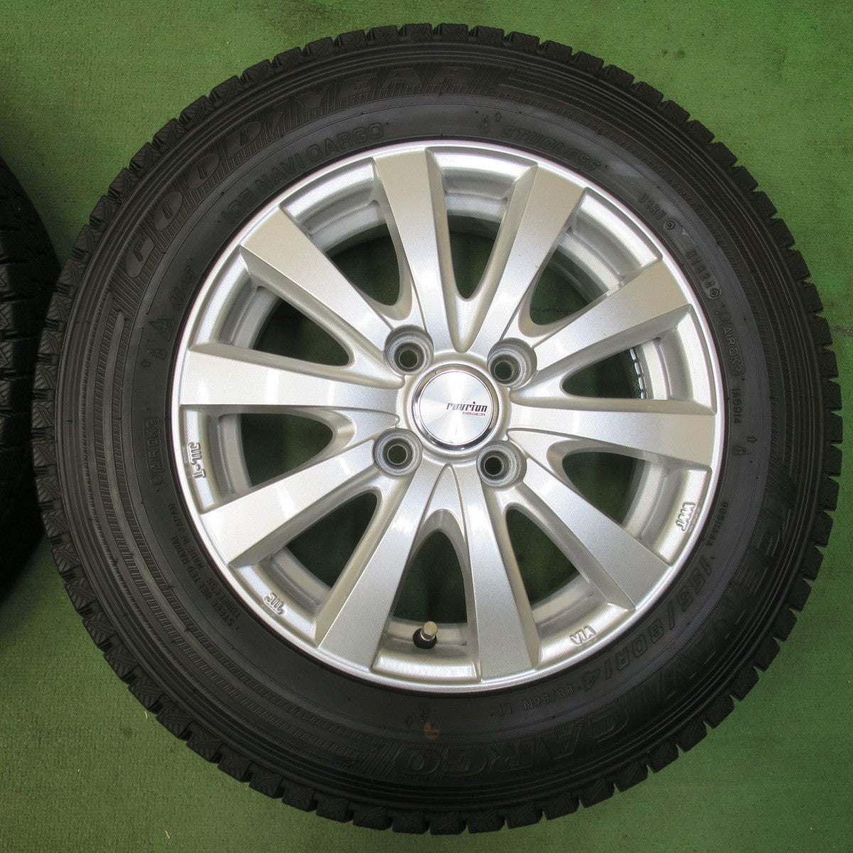 超バリ溝!24年!キレイ!9.5分以上★スタッドレス 155/80R14 88/86N グッドイヤー アイスナビ CARGO ravrion RS01 ラブリオン 14インチ PCD100/4H★5102802イス
