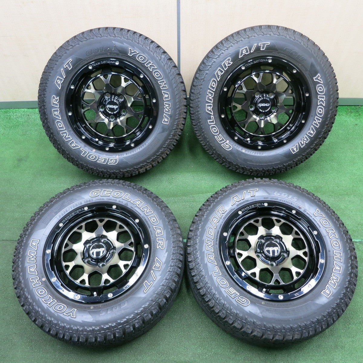 送料無料* バリ溝！キレイ！9分☆RAYS DAYTONA M9 235/70R16 ヨコハマ