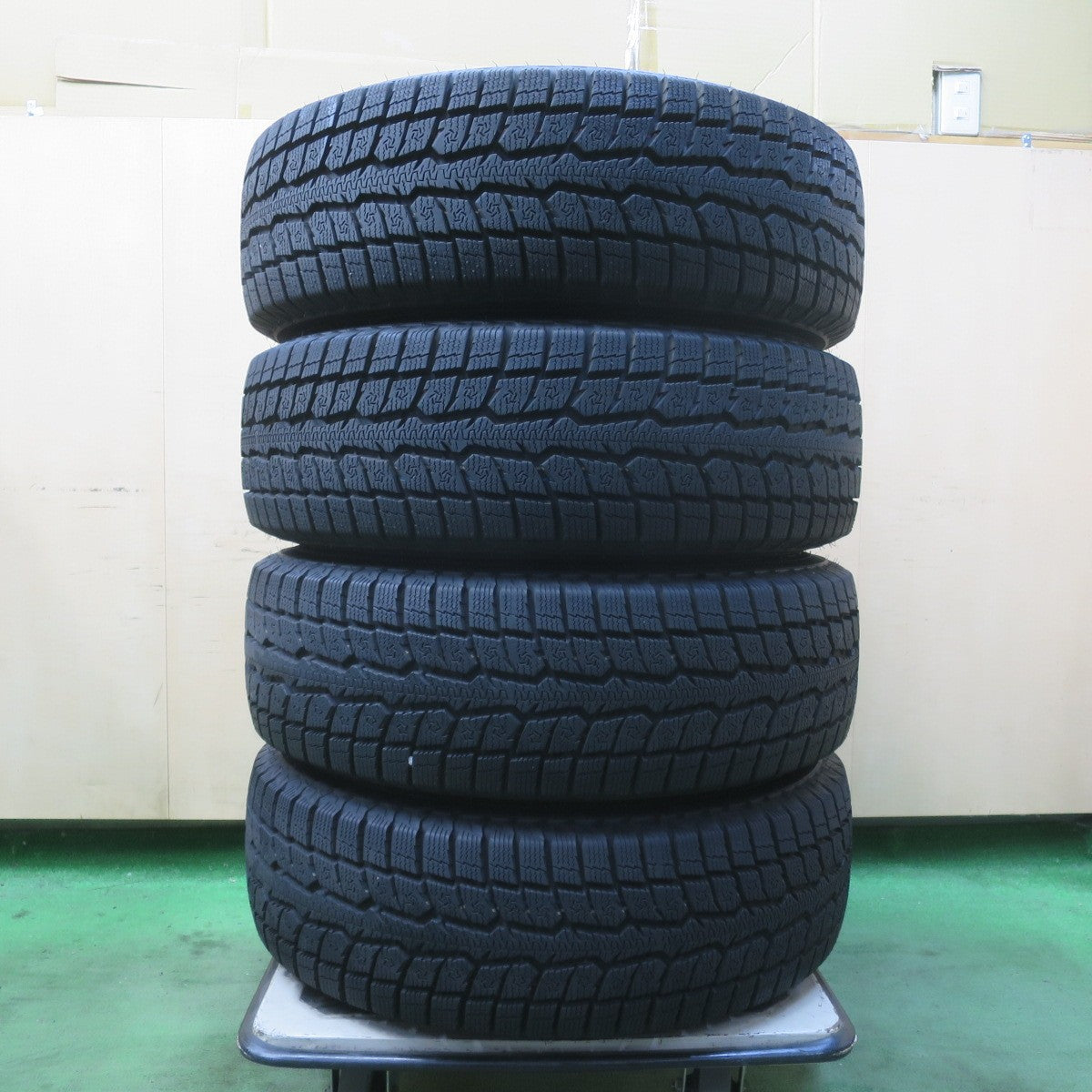 超バリ溝!24年!キレイ!9.5分以上★スタッドレス 215/70R16 トーヨー オブザーブ GSi-6 LS SHAKEDOWN VS シェイクダウン 16インチ PCD114.3/5H★6030302イス