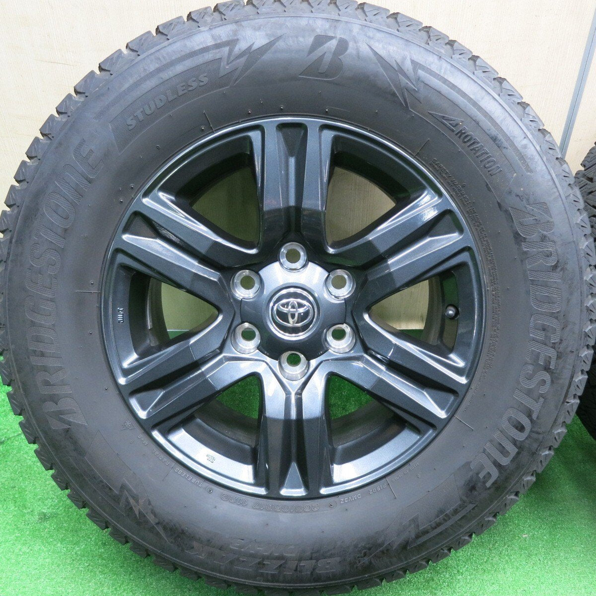 バリ溝!キレイ!9.5分★トヨタ ハイラックス 純正 265/65R17 スタッドレス ブリヂストン ブリザック DM-V3 17インチ PCD139.7/6H★4123110HAス