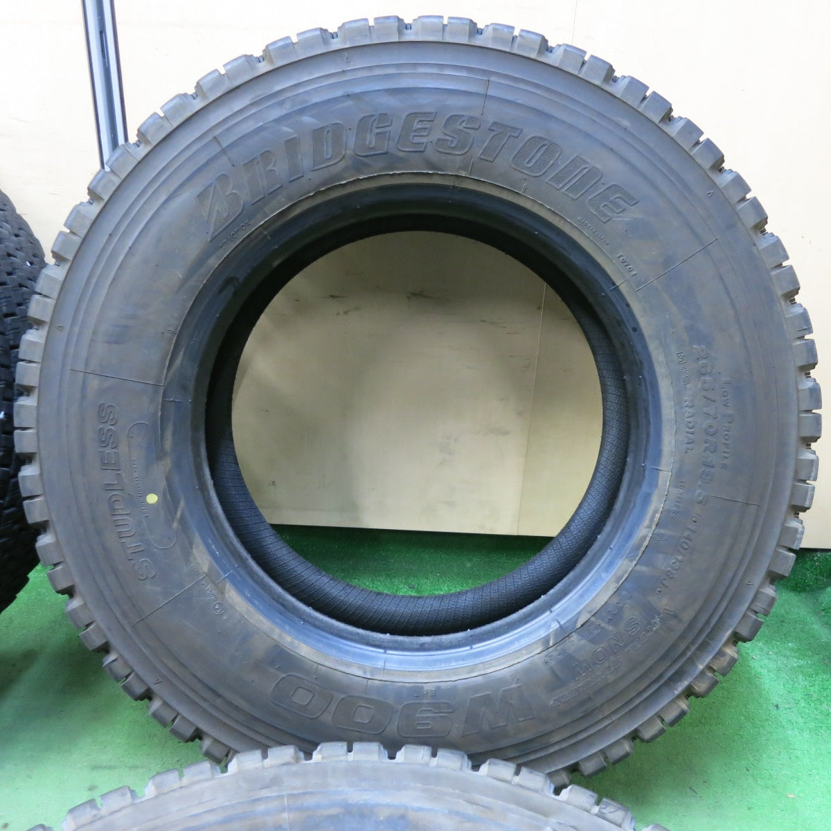 バリ溝!24年!9分★トラック タイヤ 265/70R19.5 140/138J スタッドレス ブリヂストン W900 19.5インチ★5061903SYスタ