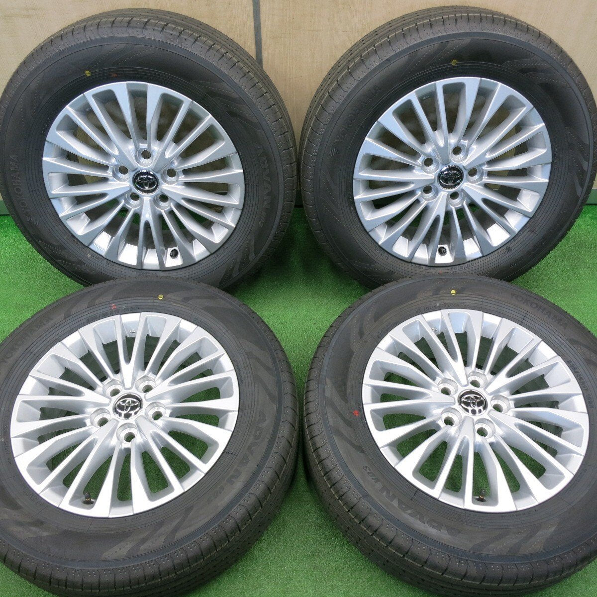 新車外し!24年★トヨタ 40系 アルファード 純正 225/65R17 ヨコハマ アドバン V03 17インチ PCD120/5H★4112401NJノ
