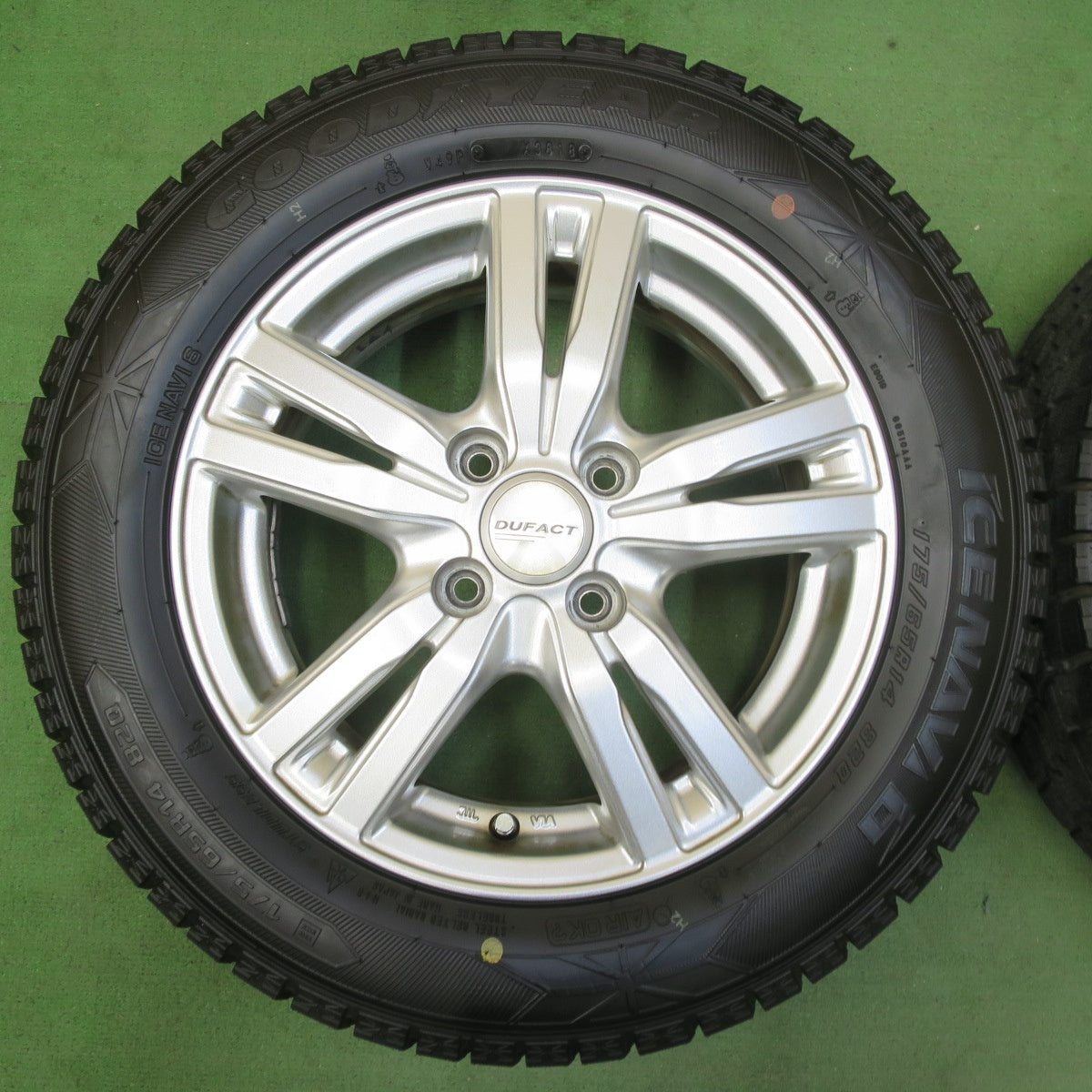 超バリ溝!キレイ!ほぼ10分★スタッドレス 175/65R14 グッドイヤー アイスナビ6 DUFACT デュファクト 14インチ PCD100/4H★5071906イス