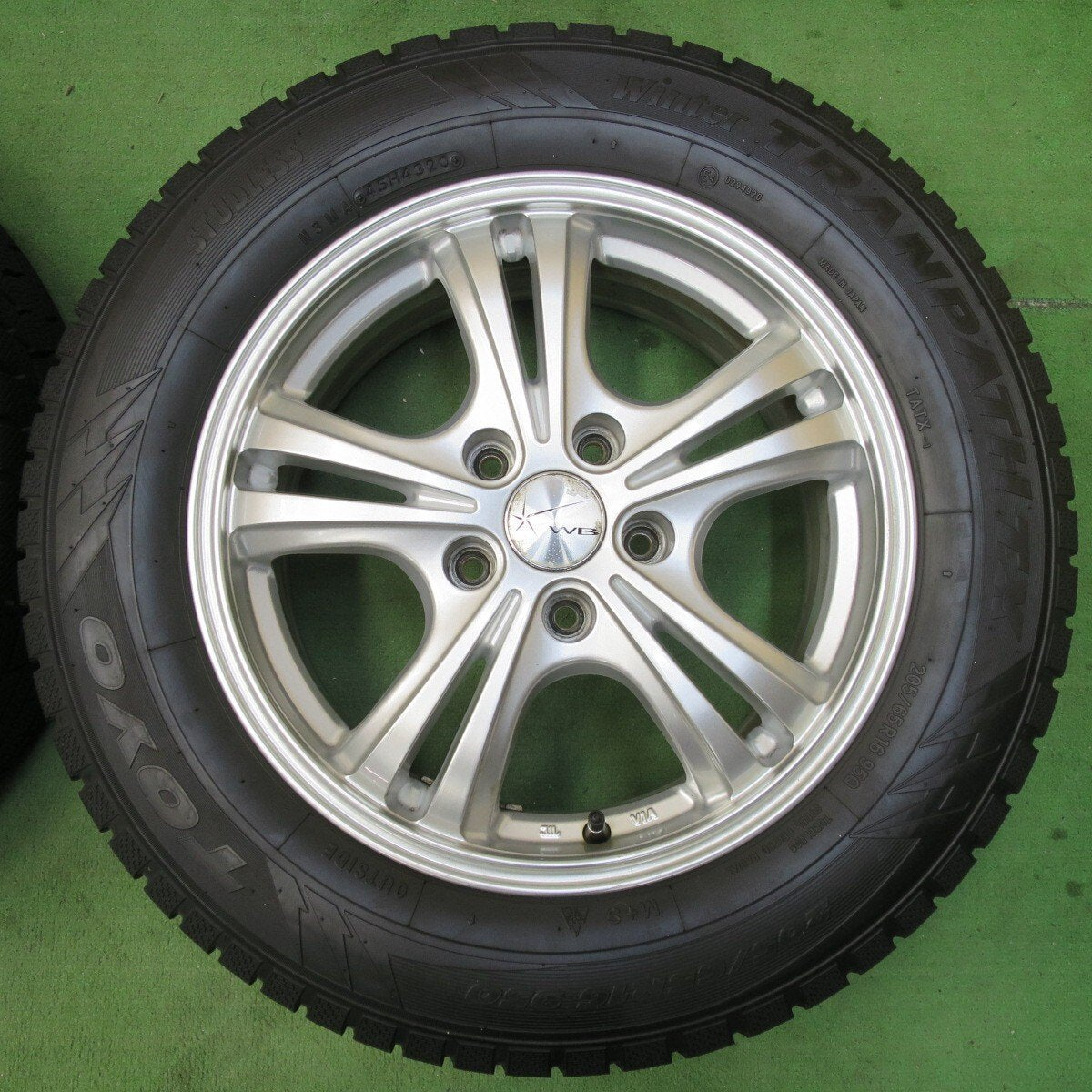 バリ溝!キレイ!9.5分★スタッドレス 205/65R16 トーヨー ウインター トランパス TX WB 社外 アルミ 16インチ PCD114.3/5H★5021509イス
