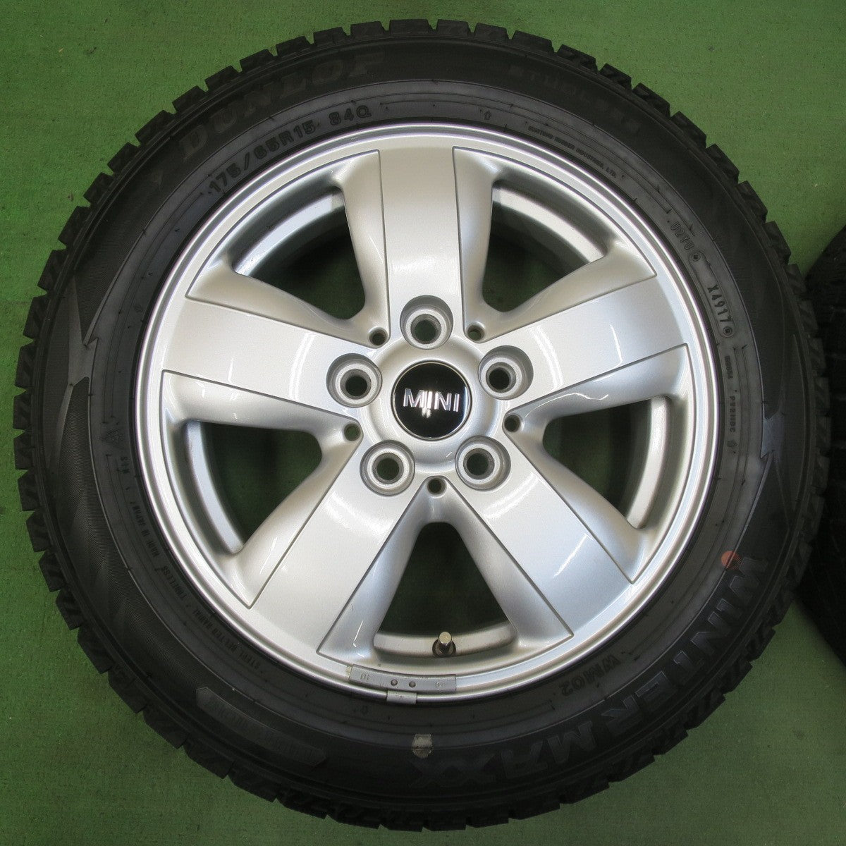 バリ溝!キレイ!9.5分★MINI F55 F56 ミニ クーパー 純正 175/65R15 スタッドレス ダンロップ ウインターマックス WM02 15インチ PCD112/5H★5103114イス