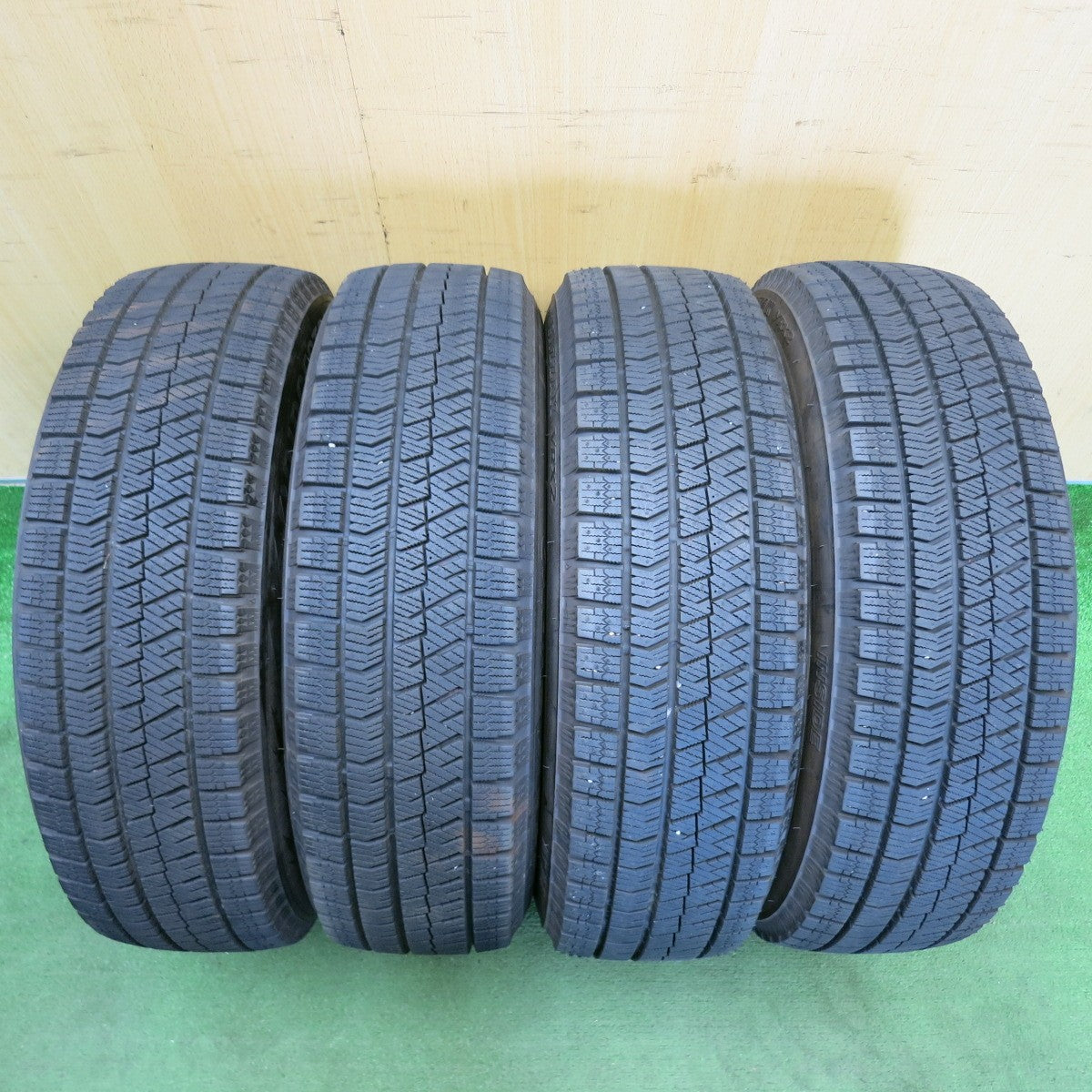 バリ溝!9.5分★MINI R55 R56 ミニ クーパー 純正 175/65R15 スタッドレス ブリヂストン ブリザック VRX2 15インチ PCD100/4H★6060404HAス