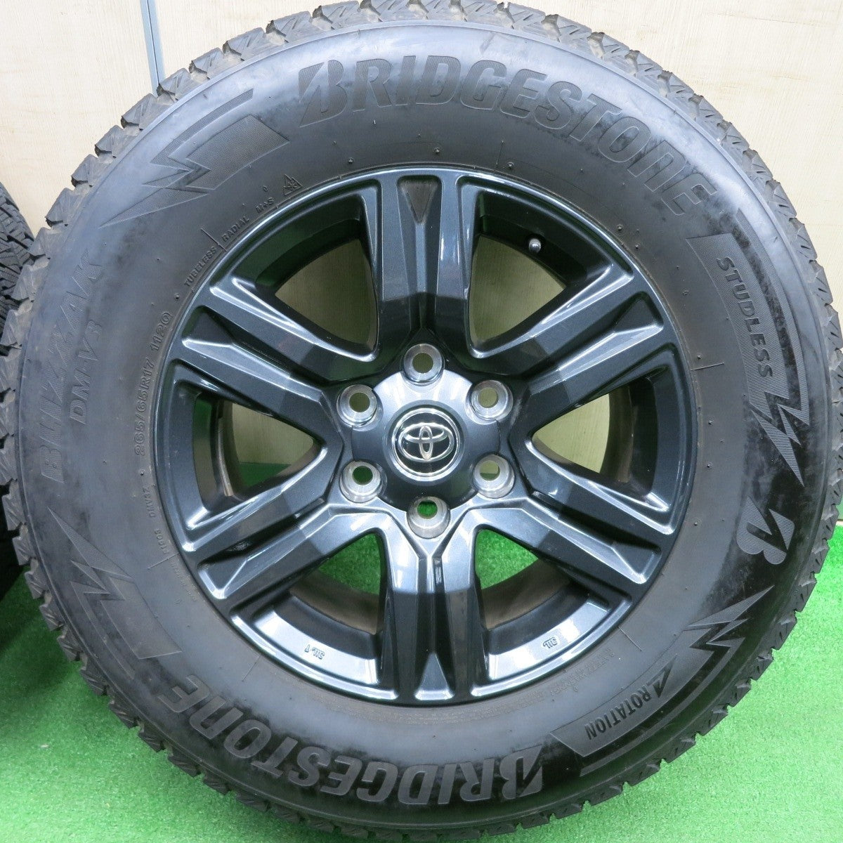 バリ溝!キレイ!9.5分★トヨタ ハイラックス 純正 265/65R17 スタッドレス ブリヂストン ブリザック DM-V3 17インチ PCD139.7/6H★4123110HAス