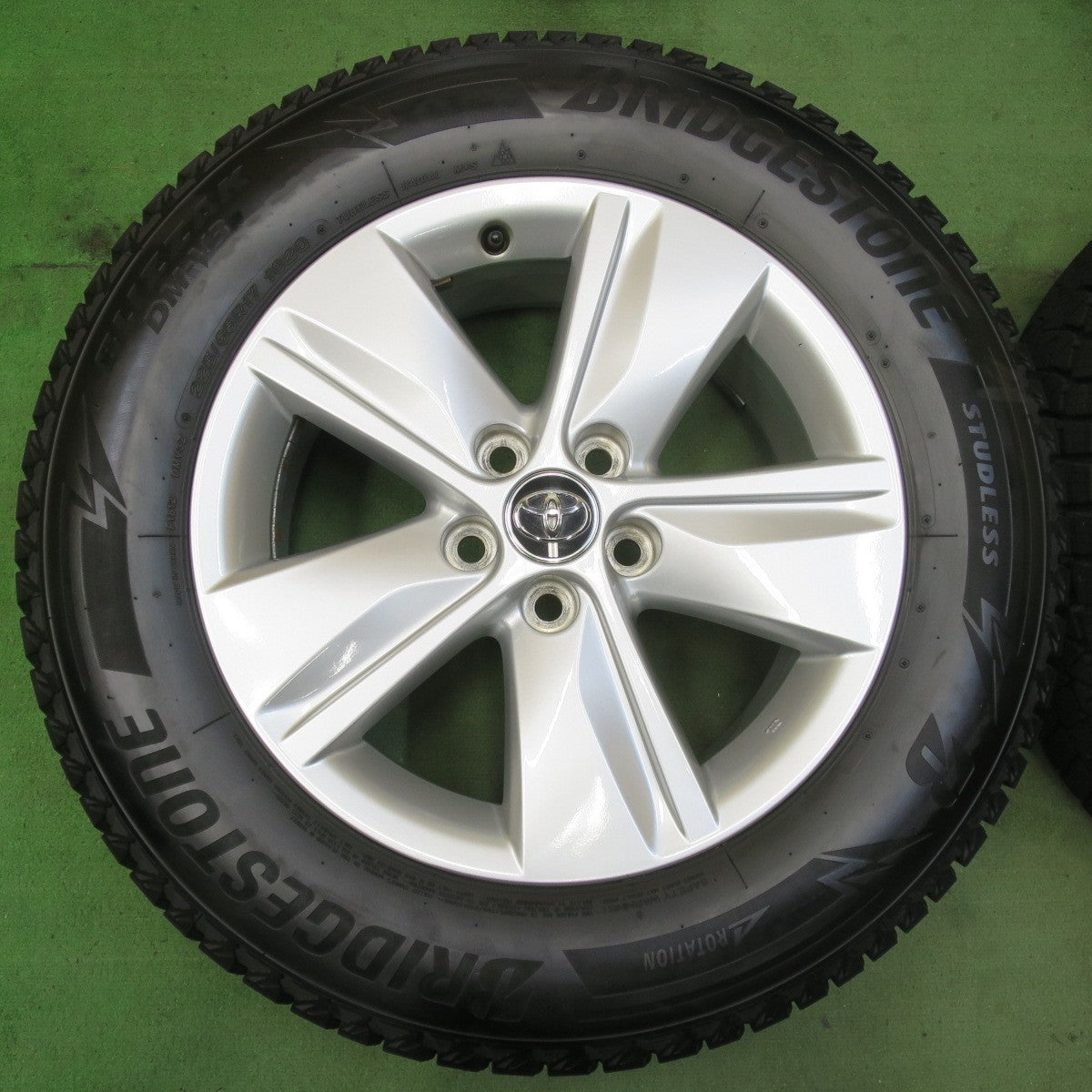 バリ溝!23年!キレイ!9.5分★トヨタ 60系 ハリアー 純正 225/65R17 スタッドレス ブリヂストン ブリザック DM-V3 17インチ PCD114.3/5H★5100406イス