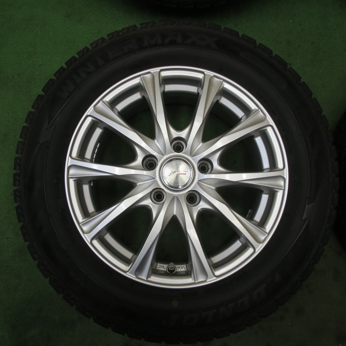 バリ溝!キレイ!9.5分以上★スタッドレス 215/60R16 ダンロップ ウインターマックス WM02 JOKER ジョーカー 16インチ PCD114.3/5H★5091701TTス
