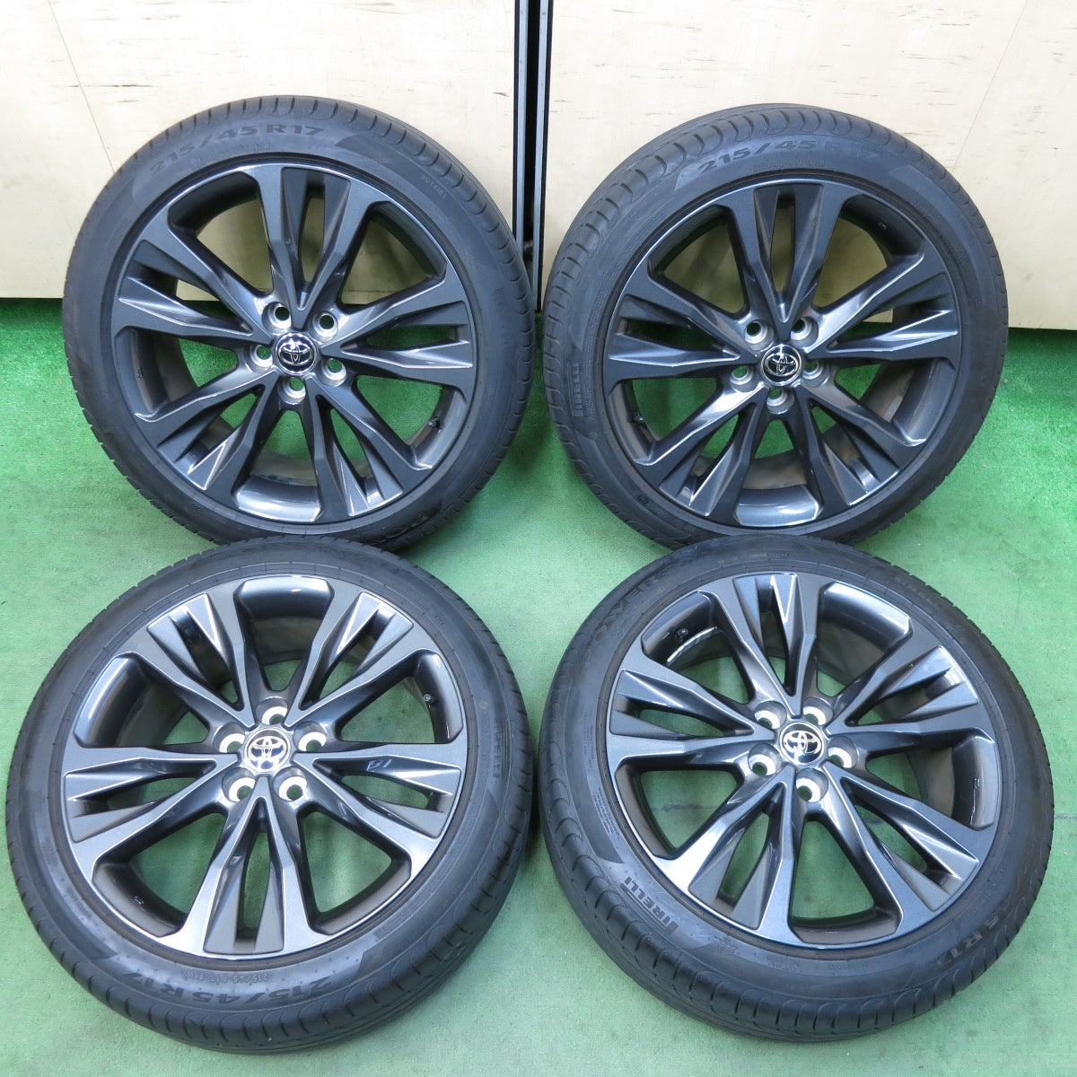 再投稿❗️215/45r17 バリ溝❗️
　 送料無料] バリ溝！24年！キレイ！9分☆トヨタ カローラ ツーリング W