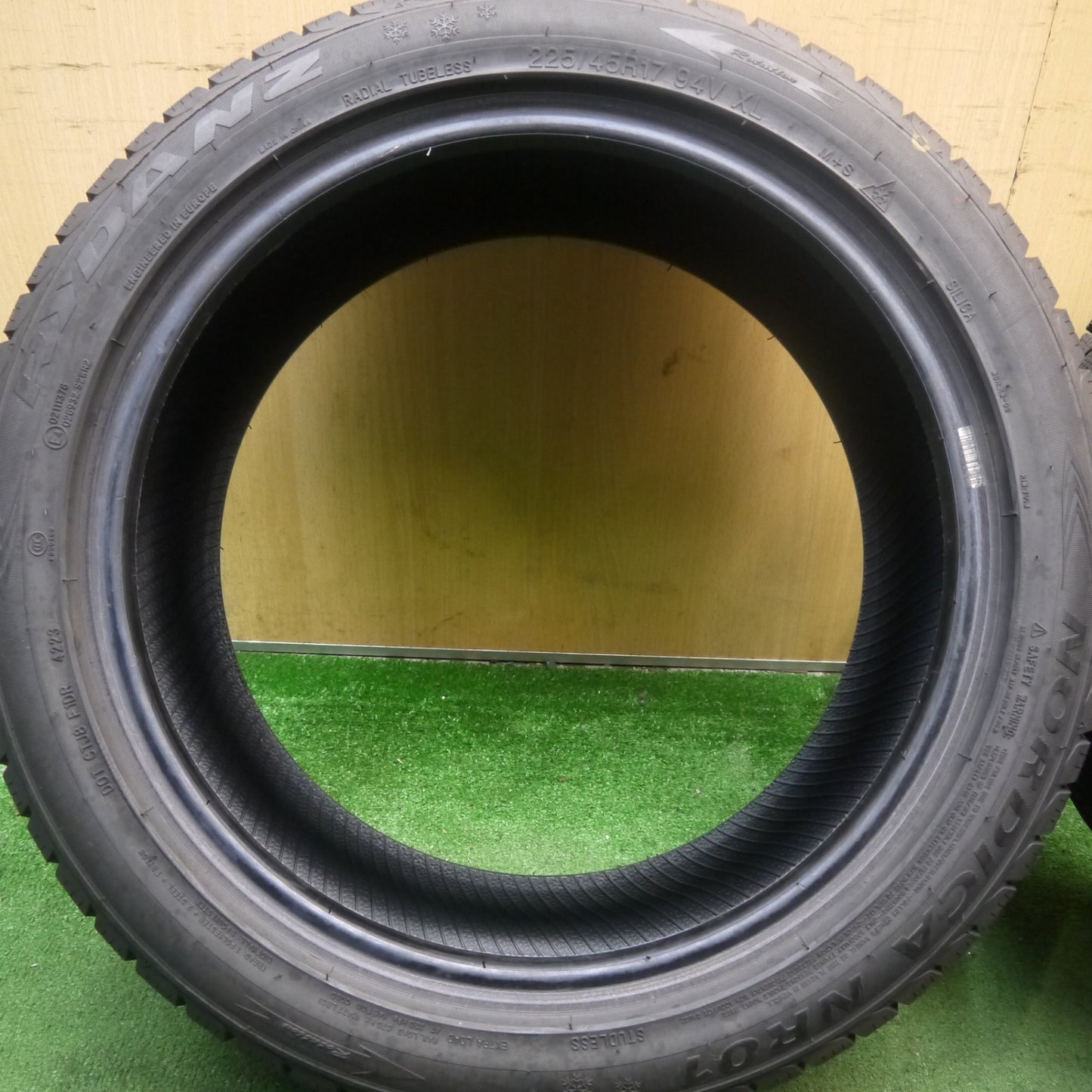 バリ溝!23年!9.5分★スタッドレス 225/45R17 シバタイヤ RYDANZ NORDICA NR01 タイヤ 17インチ レクサス ベンツ ワーゲン 等★5092405Hスタ