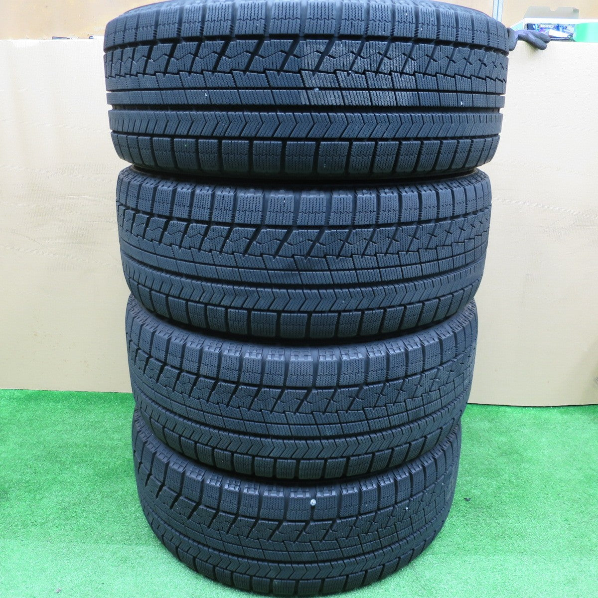 バリ溝!キレイ!9.5分★アウディ 等 235/50R18 スタッドレス ブリヂストン ブリザック VRX SUVENCER AW5s サヴェンサー 18インチ PCD112/5H★5121004NKス