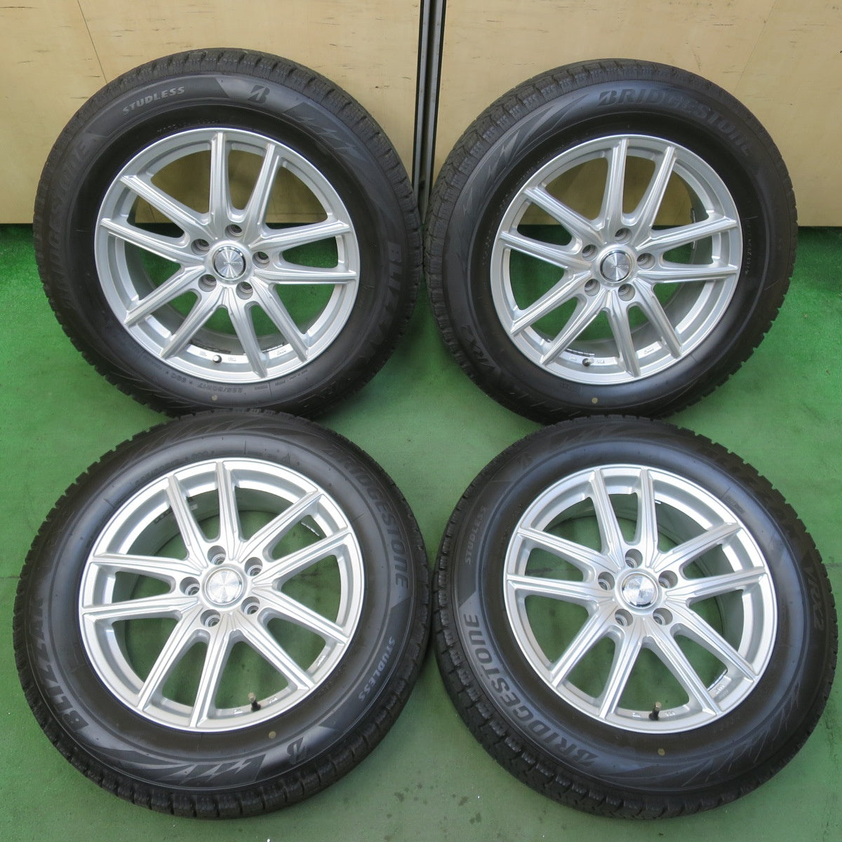バリ溝!24年!キレイ!ほぼ10分★スタッドレス 225/60R17 ブリヂストン ブリザック VRX2 ECO FORME エコフォルム 17インチ PCD114.3/5H★5090902イス