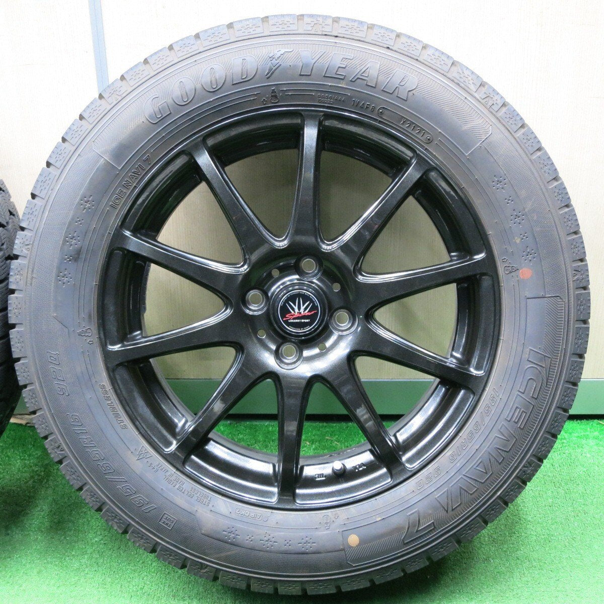 バリ溝!21年!キレイ!9.5分★LOXARNY SPORT BADX 195/65R16 スタッドレス グッドイヤー アイスナビ7 ロクサーニ 16インチ PCD100/4H★4122906NJス