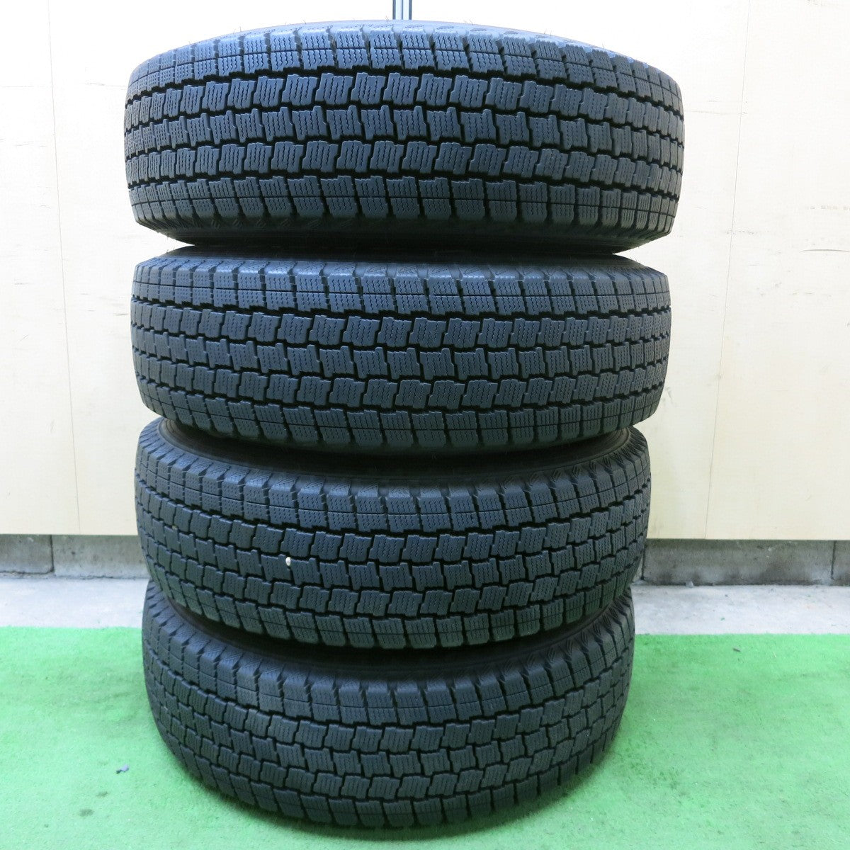 バリ溝!22年!キレイ!9.5分★ハイエース 等 195/80R15 107/105L DAYTONA スタッドレス グッドイヤー アイスナビ カーゴ デイトナ 15インチ PCD139.7/6H★5050701ナス