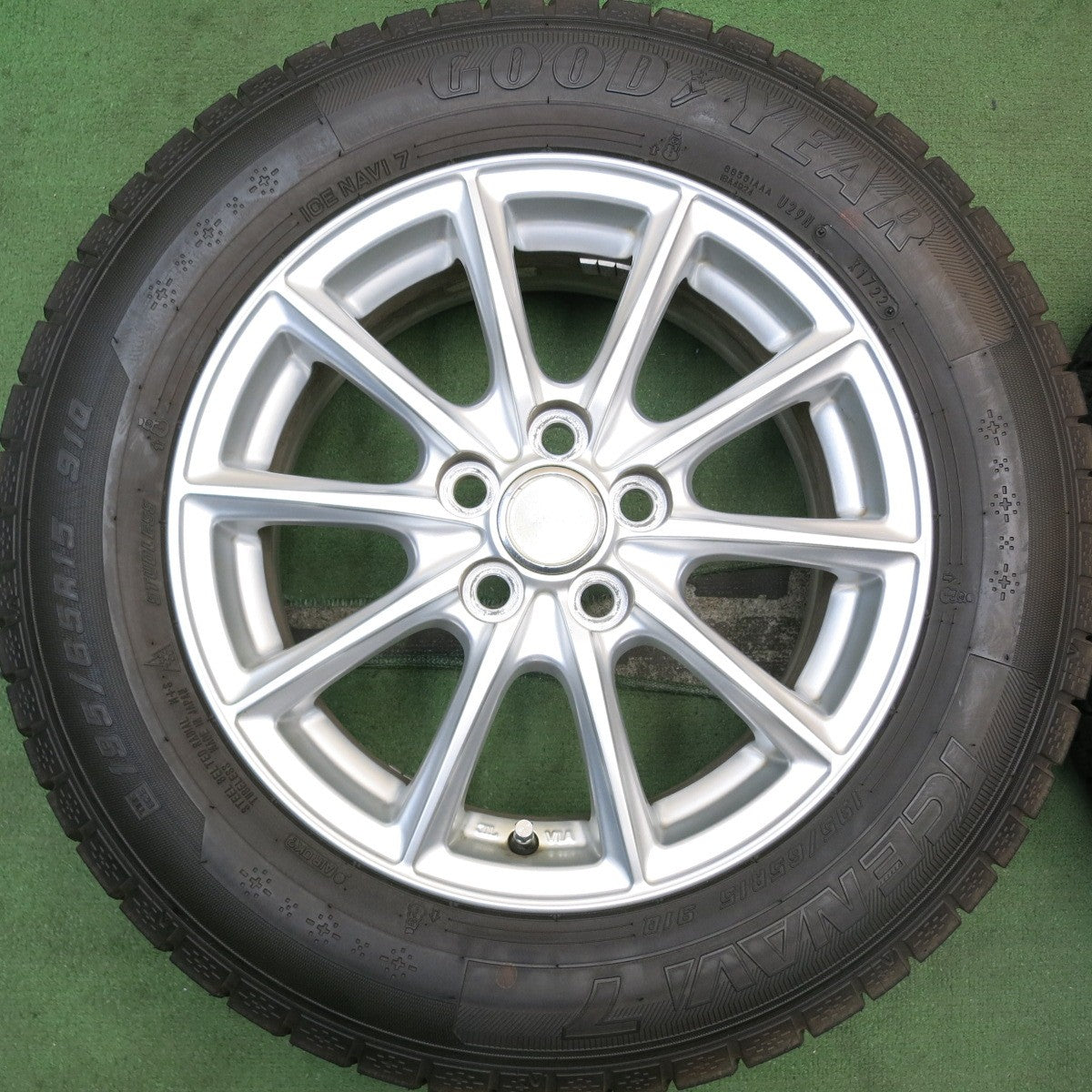 バリ溝!22年!キレイ!9.5分★プリウス 等 195/65R15 スタッドレス グッドイヤー アイスナビ7 ECO FORME エコフォルム 15インチ PCD100/5H★5091103HAス