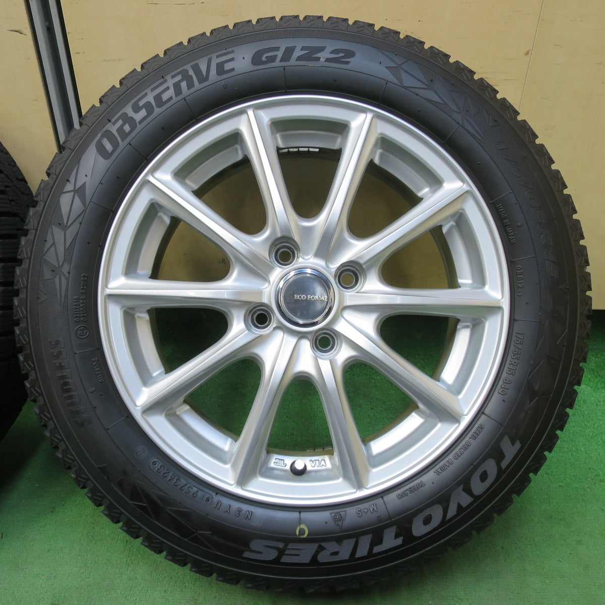 バリ溝!23年!キレイ!9.5分以上★スタッドレス 175/65R15 トーヨー オブザーブ GIZ2 ECO FORME エコフォルム 15インチ PCD100/4H★5053102イス