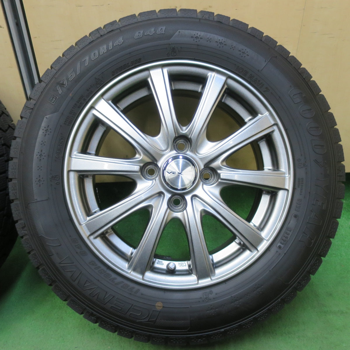 バリ溝!23年!キレイ!9.5分★スタッドレス 175/70R14 グッドイヤー アイスナビ7 V.E.X. VEX 14インチ PCD100/4H★5062905イス