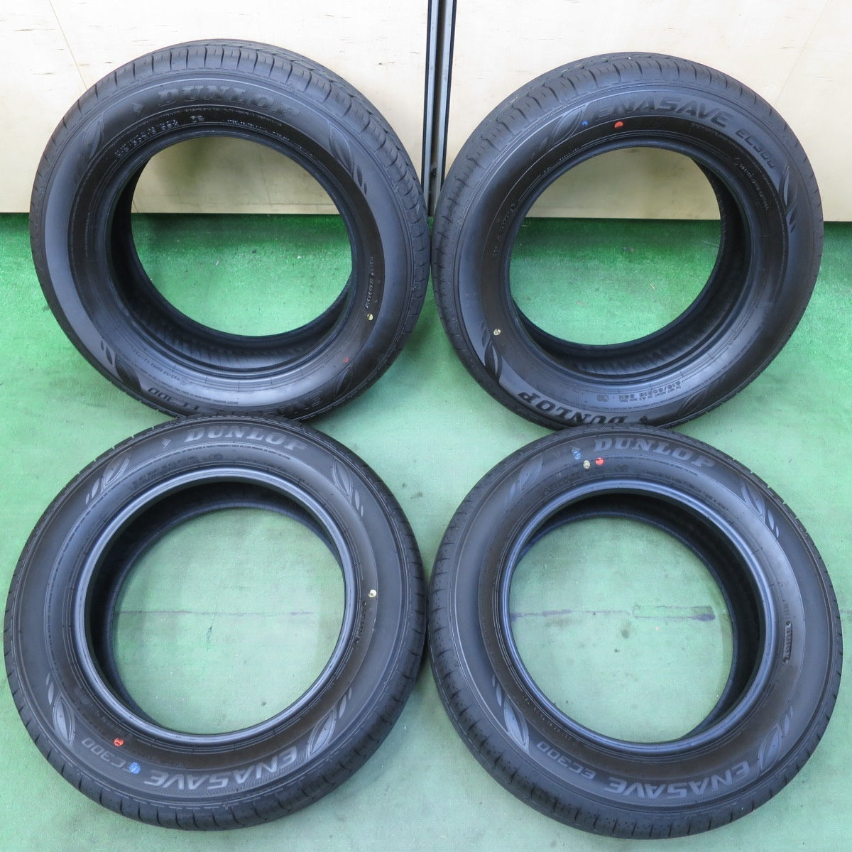 新車外し!25年★215/60R16 ダンロップ エナセーブ EC300 タイヤ 16インチ ヴェゼル クラウン エスティマ エルグランド CX-3 等★5092710イノタ