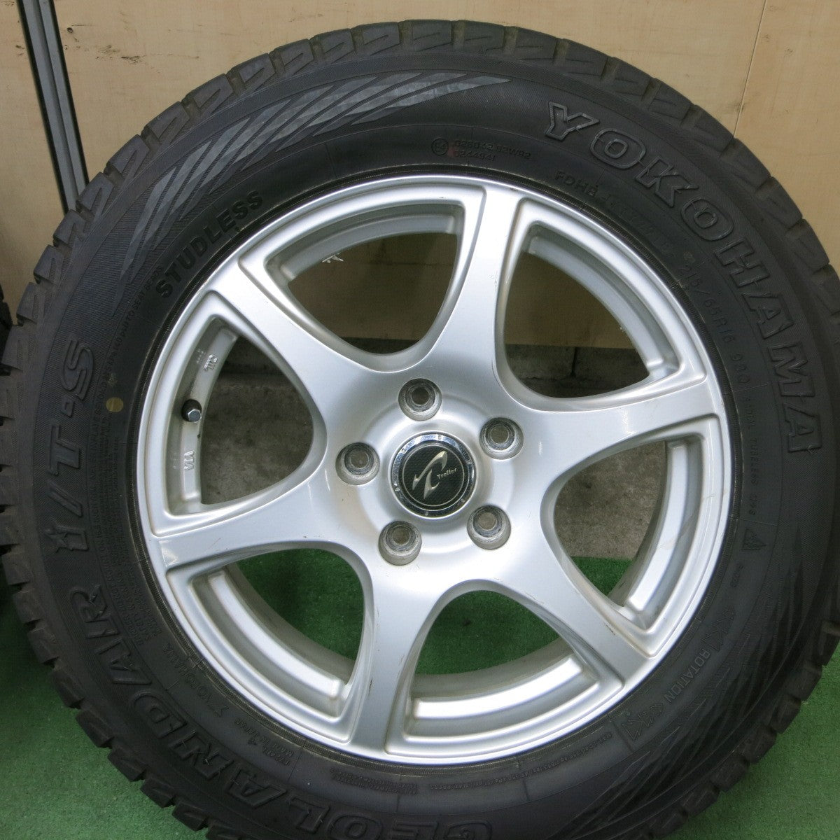 バリ溝!9.5分★スタッドレス 215/65R16 ヨコハマ ジオランダー i/T-S Treffer トレファー 16インチ PCD114.3/5H★5050105TTス