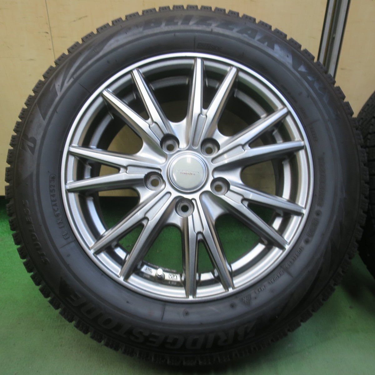 バリ溝!23年!8.5分◎スタッドレス 185/65R15 ブリヂストン ブリザック VRX2 VELVA KEVIN ヴェルヴァ ケヴィン 15インチ PCD114.3/5H◎6101308イス
