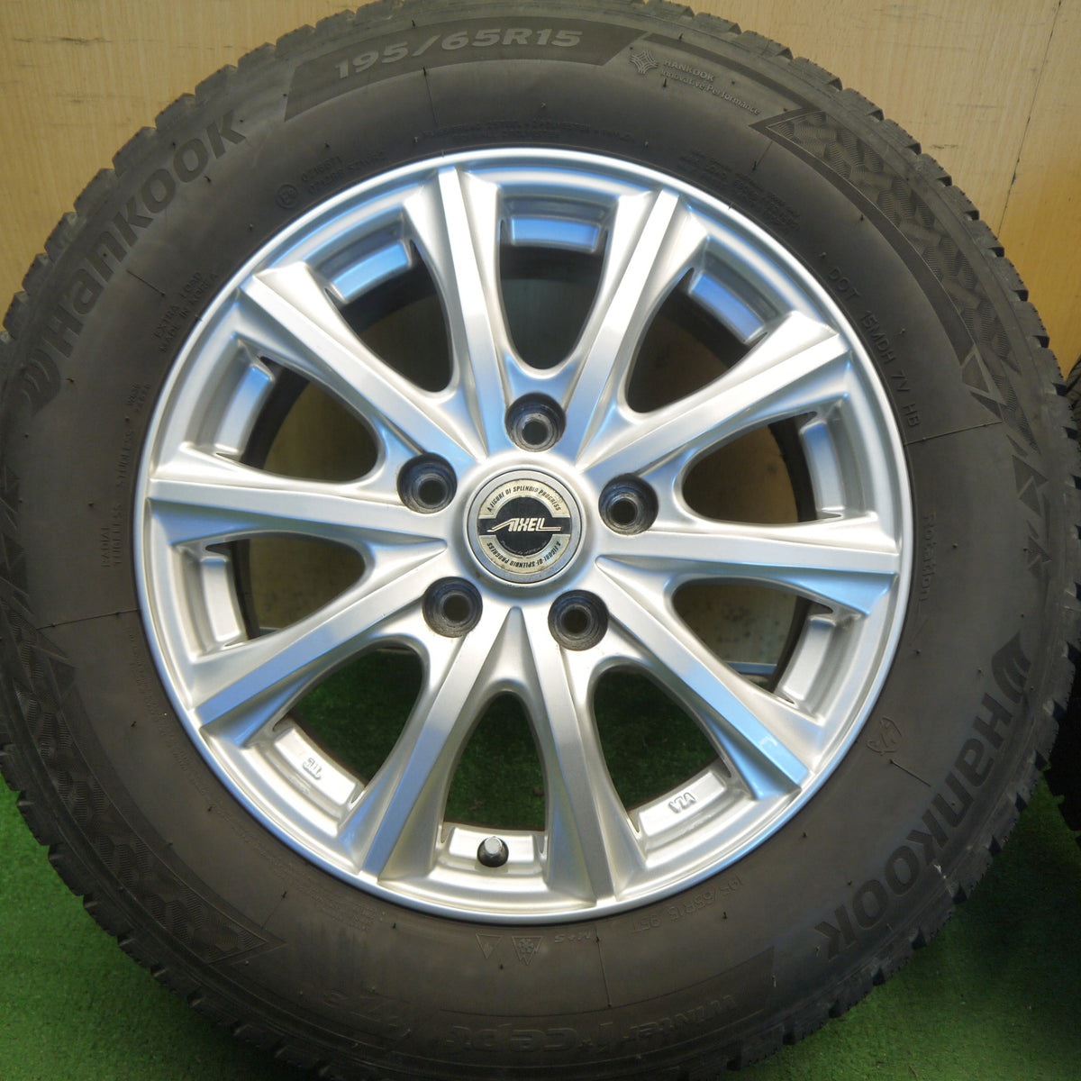 バリ溝!24年!キレイ!9分◎スタッドレス 195/65R15 ハンコック ウインター アイセプト IZ3 AXEL アクセル 15インチ PCD114.3/5H◎6100703Hス