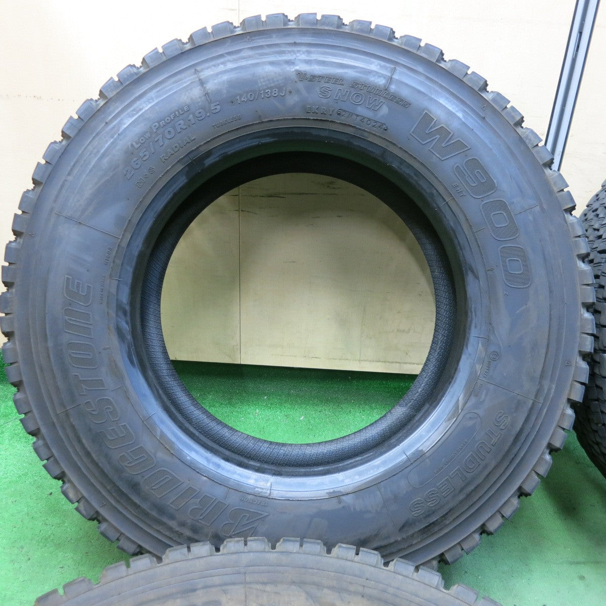 バリ溝!24年!9分★トラック タイヤ 265/70R19.5 140/138J スタッドレス ブリヂストン W900 19.5インチ★5061902SYスタ