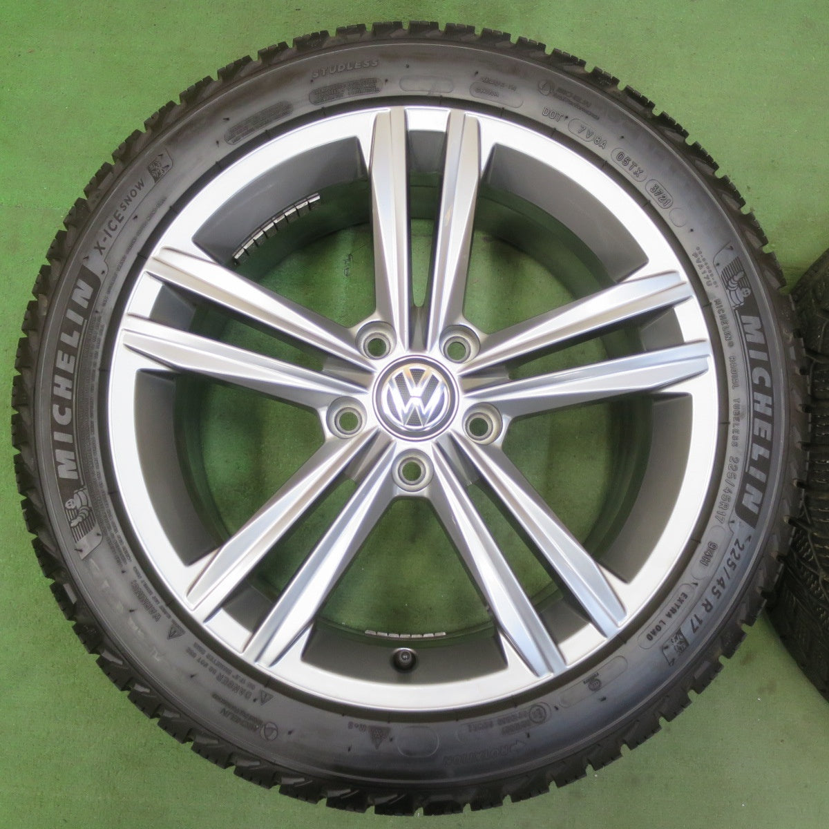 バリ溝!21年!キレイ!ほぼ10分★ワーゲン ゴルフ ハイラインマイスター 純正 225/45R17 スタッドレス ミシュラン X-ICE SNOW 17インチ PCD112/5H★5092311イス