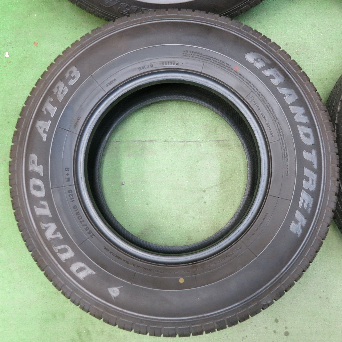 新車外し!24年★265/70R16 ダンロップ AT23 グラントレック タイヤ 16インチ ランクル ハイラックス サーフ プラド サファリ パジェロ 等★5082001SKノタ