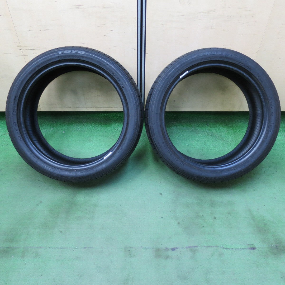 バリ溝!9.5分!2本★215/45R18 トーヨー プロクセス R51A タイヤ 18インチ ノア ヴォクシー セレナ アクセラ マツダ3 等★5051709イノタ