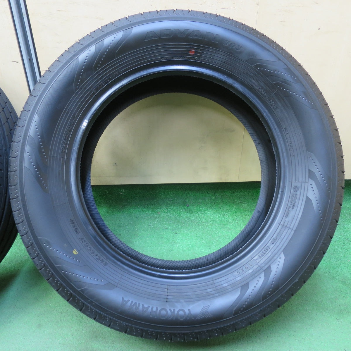 新車外し!25年★225/65R17 ヨコハマ アドバン V03 タイヤ 17インチ 40系 アルファード ヴェルファイア レクサス NX ハリアー RAV4 等★5072101イノタ