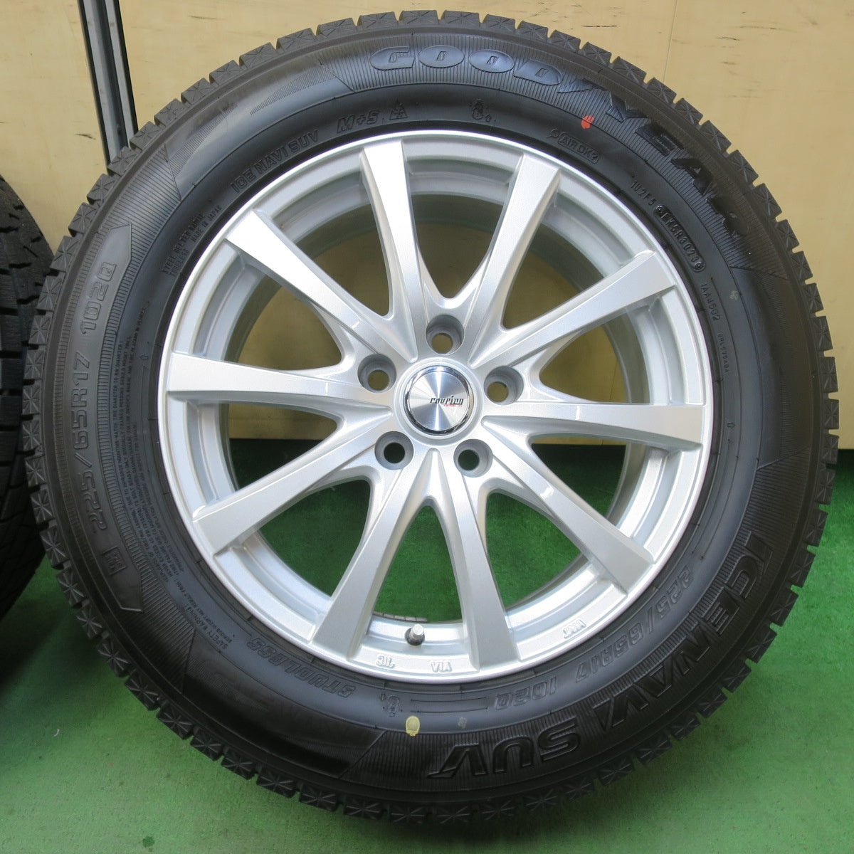 超バリ溝!23年!キレイ!ほぼ10分★スタッドレス 225/65R17 グッドイヤー アイスナビ SUV ravrion RS01 ラブリオン 17インチ PCD114.3/5H★5051501イス