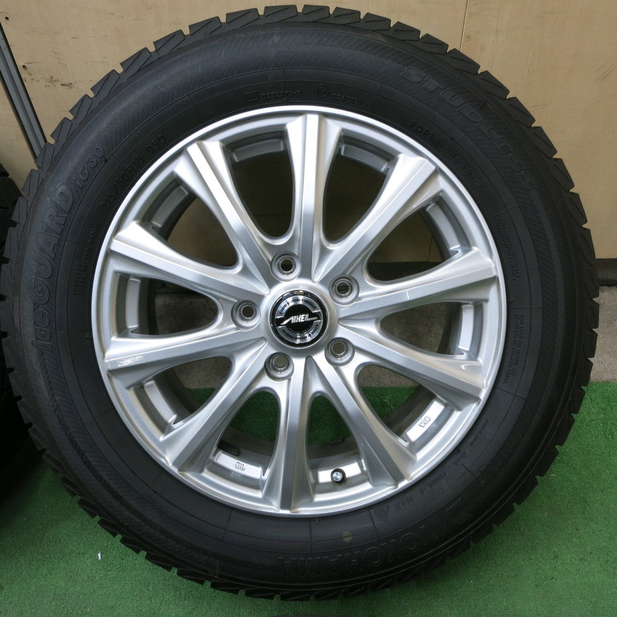 バリ溝!キレイ!9.5分以上★スタッドレス 215/60R16 ヨコハマ アイスガード iG30 AXEL アクセル 16インチ PCD114.3/5H★5041603ナス