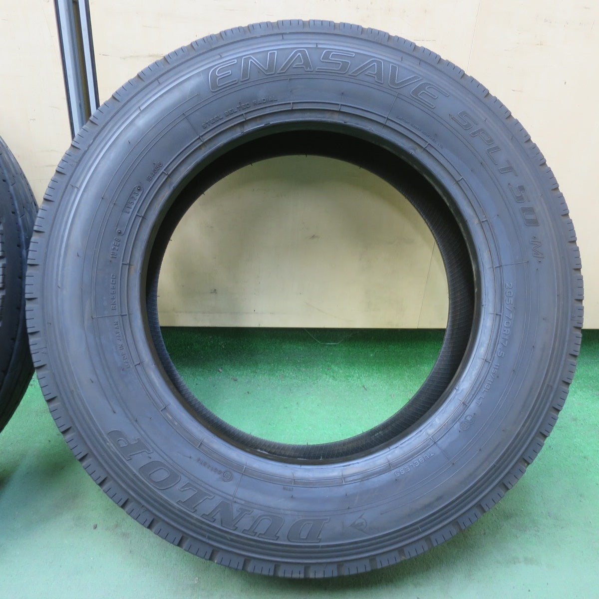 バリ溝!23年!8.5分!2本◎トラック タイヤ 205/70R17.5 115/113L ダンロップ エナセーブ SPLT 50 M 17.5インチ◎6101610イノタ