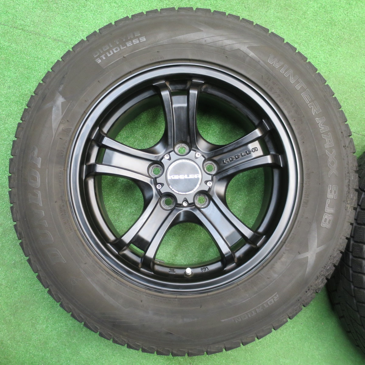 バリ溝!キレイ!9.5分★KEELER FORCE 215/70R16 スタッドレス ダンロップ ウインターマックス SJ8 キーラー フォース 16インチ PCD114.3/5H★5110701NJス