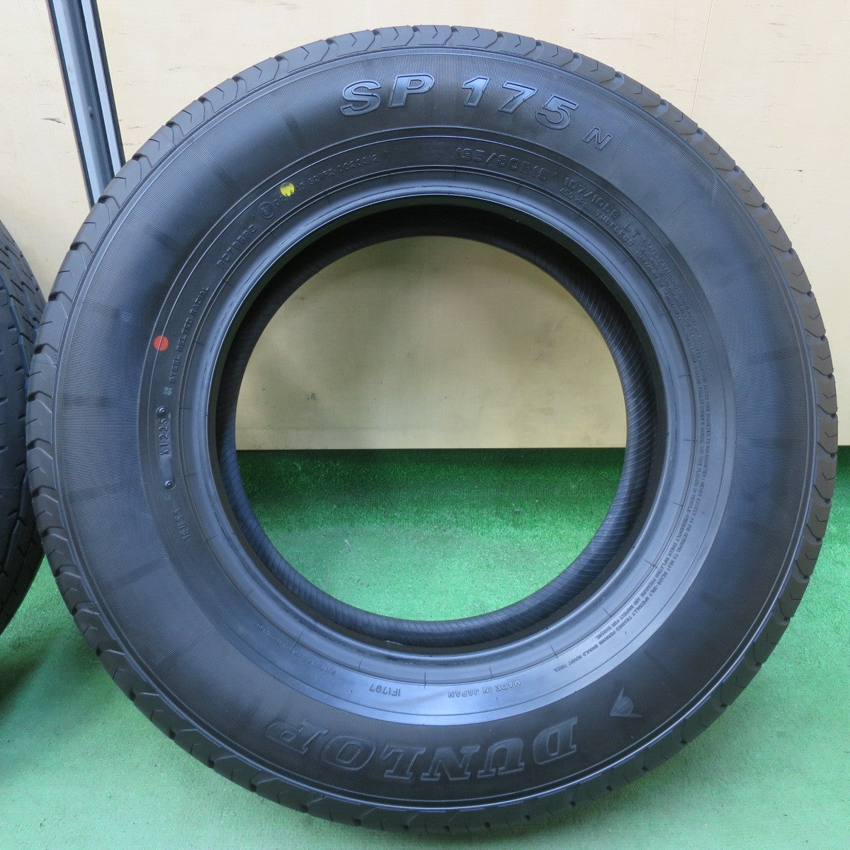 新車外し!25年★195/80R15 107/105S ダンロップ SP175N タイヤ 15インチ ハイエース キャラバン 等★5042904イノタ