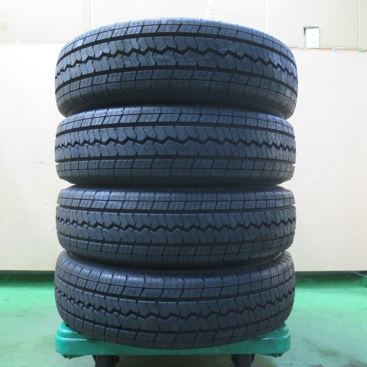 未使用!22年★195/80R15 107/105L トーヨー V-02e タイヤ 15インチ ハイエース キャラバン 等★5091108イノタ