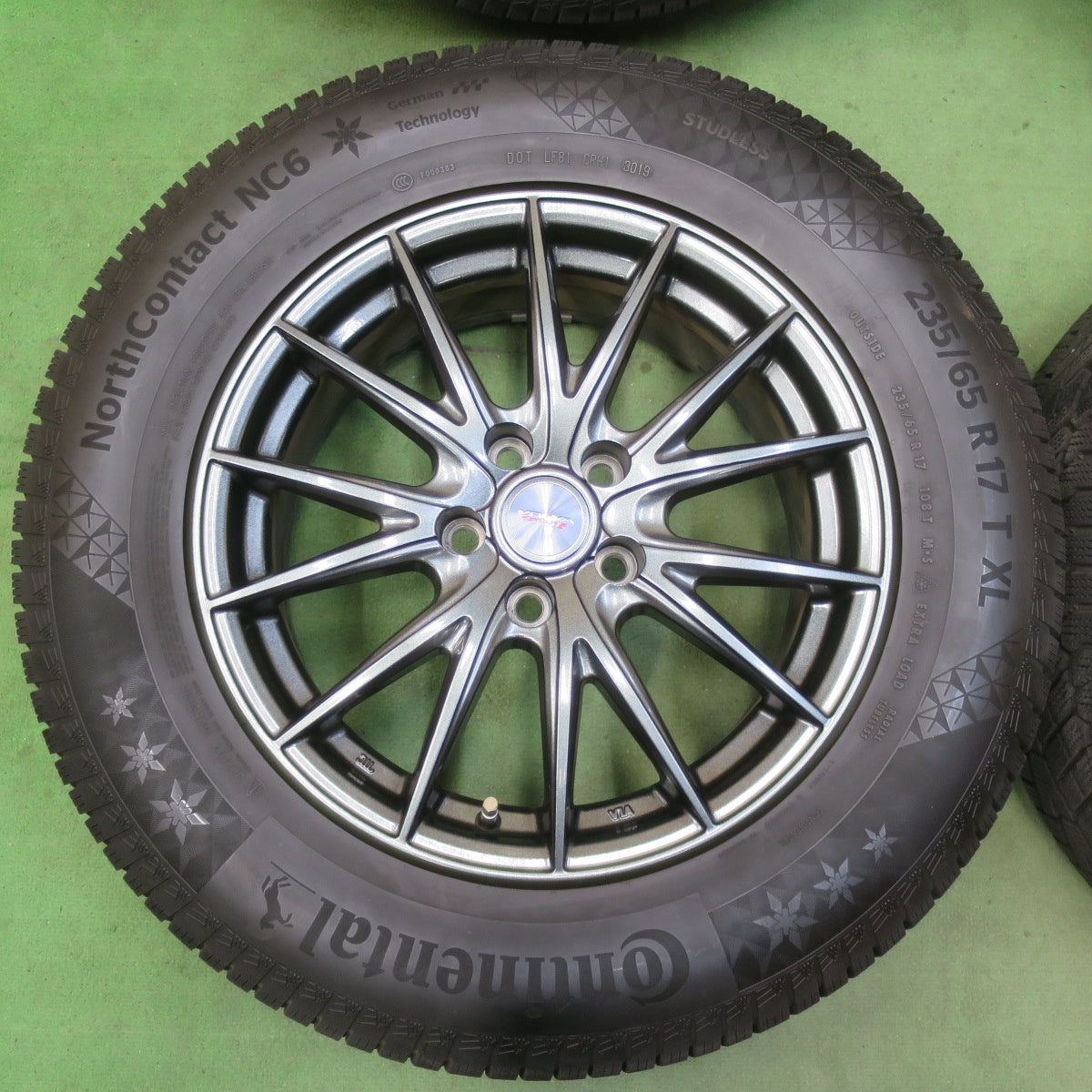 バリ溝!キレイ!8.5分★スタッドレス 235/65R17 コンチネンタル ノースコンタクト NC6 VELVA SPORTZ ヴェルヴァ 17インチ PCD114.3/5H★5122004イス